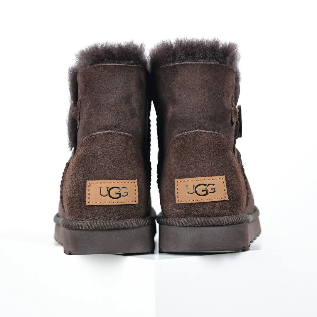 Pick up locally 💰540 The core recommendation is good price UGG basic Bailey twist style Xiaohongshu hot style Henan Longfeng leather production Sheepskin integrated top quality in the market 2-3 cm cashmere insole to keep warm in winter and a very suitable choice for home use UUG has launched a style series in the new year, which is partially geared towards the preferences of young consumers and has also moved to the forefront of fashion trends. Shoe body material Water-repellent coated suede upper 17mm UGGPURE™ implanted wool insole Lightweight non-slip comfortable rubber outsole With brand LOGO Trademark Comes with full packaging Size: 35 36 37 38 39 40